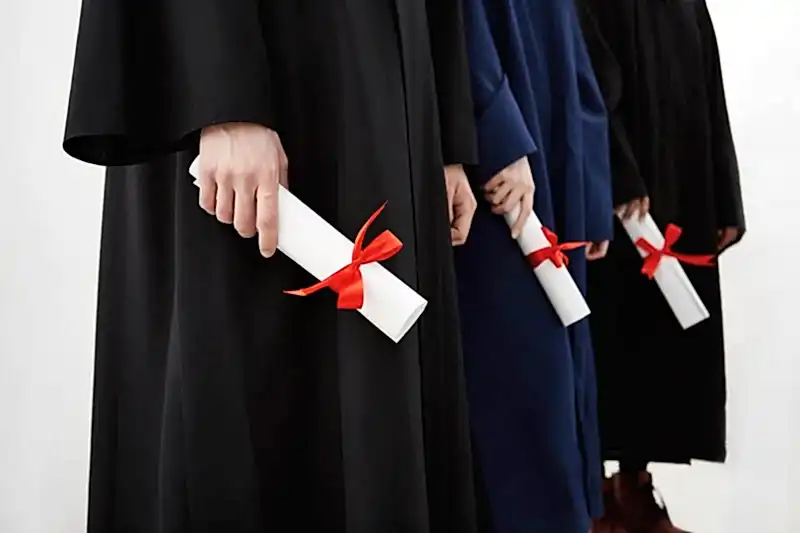 2024 yılı doçentlik başvuru şartları – Akademik jüri değerlendirmesi, gerekli belgeler ve puanlama kriterlerini simgeleyen akademik cübbe giymiş kişilerin diploma taşıdığı görsel.