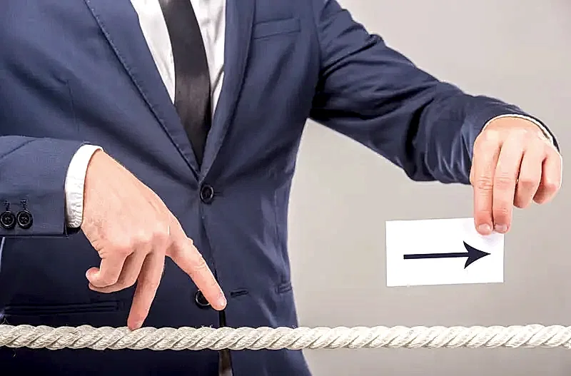 Takım elbiseli kişi ileri yönü gösteren ok tutuyor – 2025 doçentlik başvuru süreci, puanlama sistemi ve jüri değerlendirmesi.