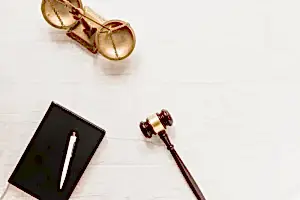 Adalet terazisi, hâkim tokmağı ve defter – Etik ihlal cezaları nelerdir?