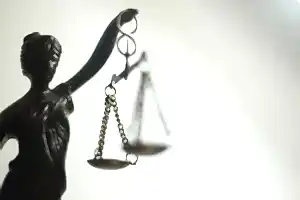 Adalet heykeli ve bireysel başvuru süreci temsili görsel.