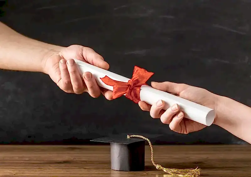 Kırmızı kurdeleli diplomayı teslim alan kişi – yurt dışı diploma denklik başvurusu reddine karşı açılan dava süreci.