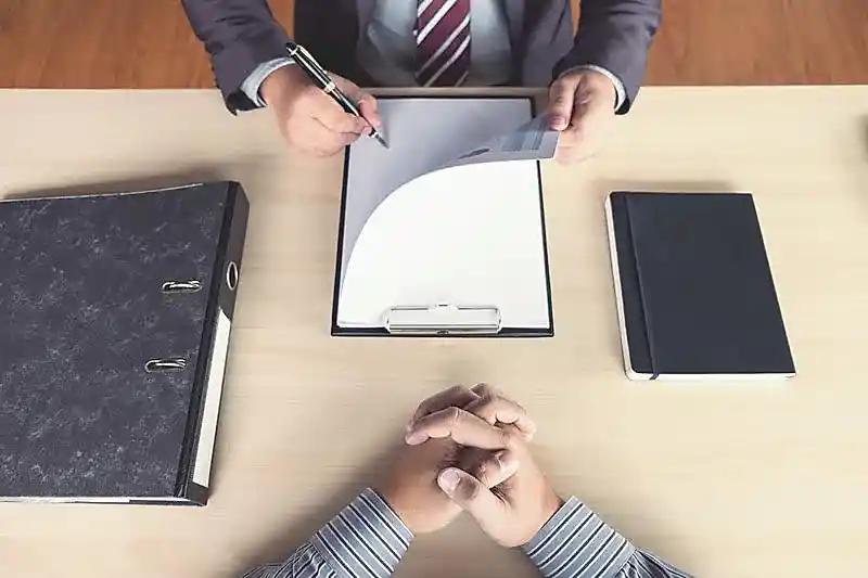 Doçentlik başvuru sürecinde aday ve danışmanın resmi evrak incelemesi – başvuru belgeleri ve süreç yönetimi.