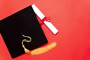 Kırmızı zemin üzerinde mezuniyet kepi ve diploma – doçentlik unvanı iptali, etik ihlal ve sahtecilik süreçleri.