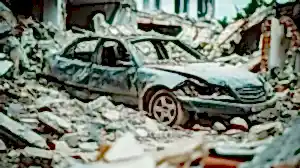 Yıkılmış binaların ve moloz yığınlarının arasında duran, ağır hasar görmüş bir araba, doğal afet hukuku ve tazminat davalarını temsil eden görsel.