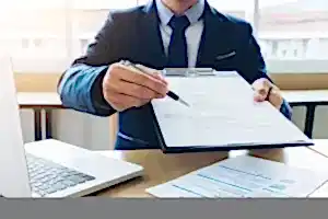 Resmi belgeyi gösteren takım elbiseli kişi – akademik etik kurul savunması hazırlama süreci ve itiraz yolları.
