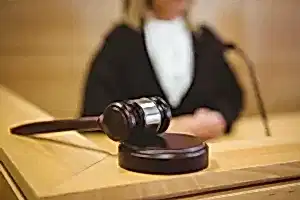 Yargı sürecinin ciddiyetini, verilen kararların ağırlığını ve adaletin temsilini vurgulayan hukuki bir görsel.