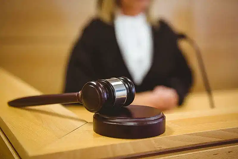 Yargı sürecinin ciddiyetini, verilen kararların ağırlığını ve adaletin temsilini vurgulayan hukuki bir görsel.