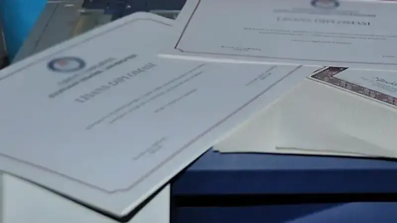 Üzerinde "LİSANS DİPLOMASI" yazan birkaç üniversite diplomasının yakından çekim görüntüsü, akademik başarıyı ve hukuki eğitimi temsil eden görsel.