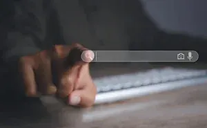 Arama çubuğuna dokunan parmak – 5651 sayılı Kanun kapsamında internetten içerik kaldırma ve erişimin engellenmesi süreci.