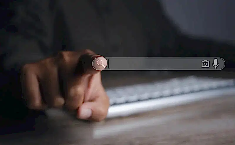 Arama çubuğuna dokunan parmak – 5651 sayılı Kanun kapsamında internetten içerik kaldırma ve erişimin engellenmesi süreci.