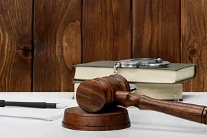 Masada yargı tokmağı, kitaplar ve kelepçe – idari işlemlerden doğan hukuki uyuşmazlıklar ve dava süreçleri.