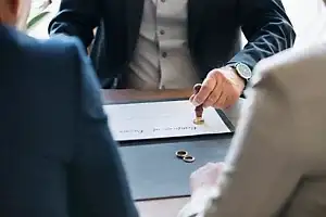 İdari işlem belgesi üzerine mühür basan görevli – idare hukuku kapsamında belge onayı ve işlem iptali süreci.