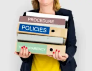 Bir profesyonelin elinde "PROCEDURE", "POLICIES" ve "TRANSPARENCY" etiketli dosya klasörlerini tuttuğu, kurumsal yönetim ve hukuki uyum süreçlerini temsil eden görsel.