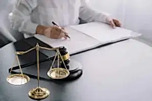 Mahkeme kararına itiraz süresi, adalet terazisi ve hukuk süreci görseli.