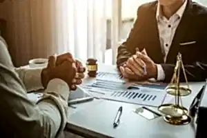 Ticaret ve banka hukuku alanında stratejik planlama, şirketler hukuku danışmanlığı veya iş anlaşmaları hakkında hukuki tavsiye alma sürecini anlatan toplantı fotoğrafı.