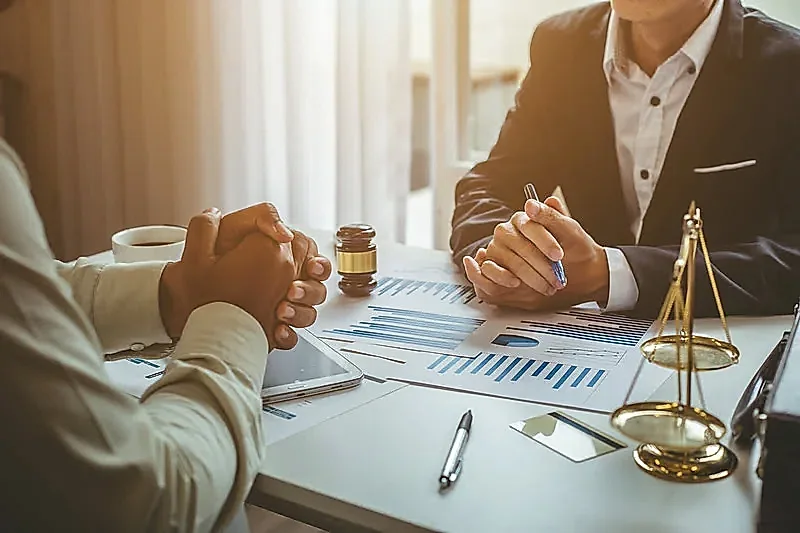 Ticaret ve banka hukuku alanında stratejik planlama, şirketler hukuku danışmanlığı veya iş anlaşmaları hakkında hukuki tavsiye alma sürecini anlatan toplantı fotoğrafı.