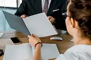 Stajyer avukat ile deneyimli avukat arasında soruşturma raporu değerlendirmesi – baro raporu hazırlama süreci örneği.