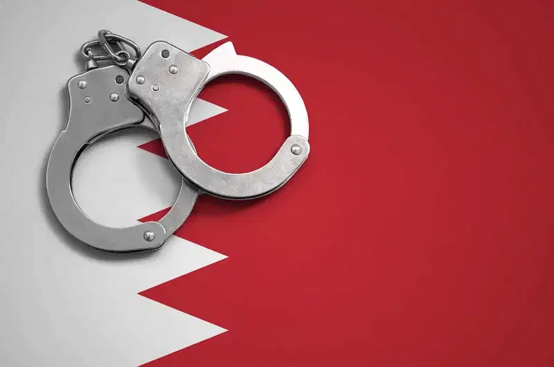 Kırmızı zemin üzerinde kelepçe – savcılığa suç duyurusu, şikayet dilekçesi hazırlama ve ceza soruşturması başlatma süreci.