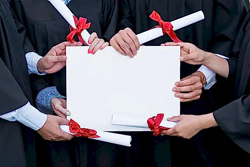 Diploma belgeleri ve mezuniyet kıyafetiyle toplu poz veren öğrenciler – YÖK ve ÜAK denklik red kararlarına karşı Ankara’da açılan davalar.